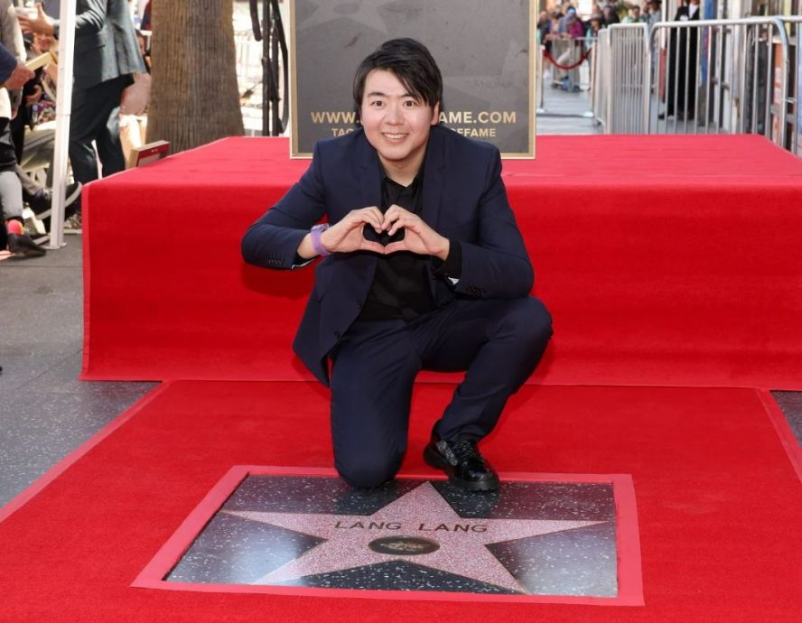 好莱坞星光大道留星印 郎朗成亚洲首位摘星钢琴家