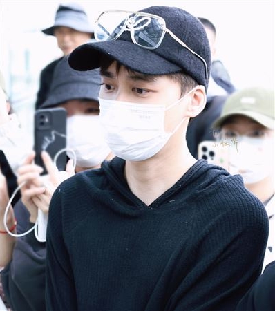 嫖娼神隐2年获粉丝接机 李易峰提醒:小心被封号