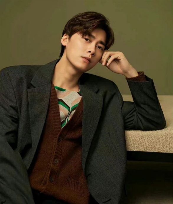 嫖娼神隐2年获粉丝接机 李易峰提醒:小心被封号