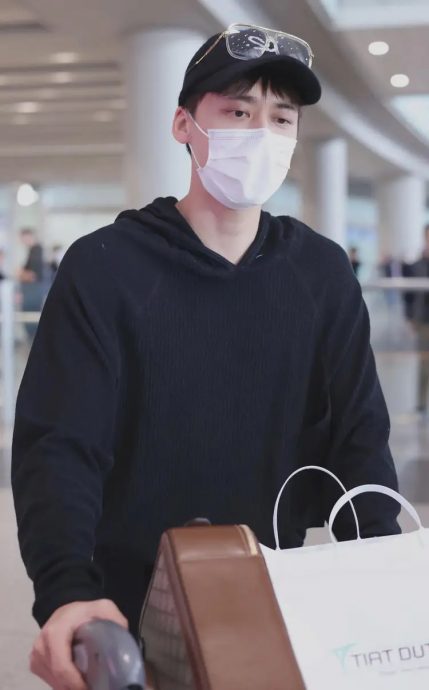 嫖娼神隐2年获粉丝接机 李易峰提醒:小心被封号