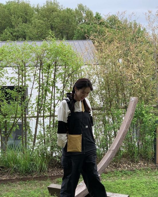 孙艺真蹲地自曝找幸运草　网惊问：客串《泪之女王》？