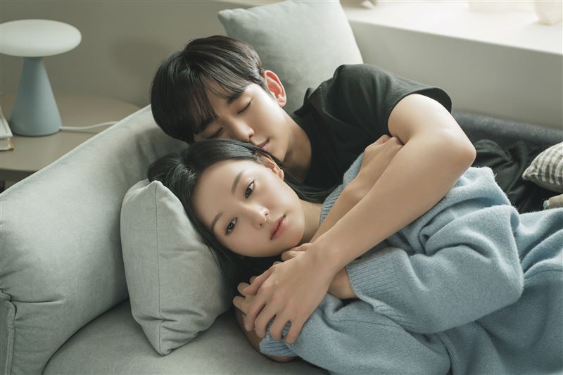 孙艺真蹲地自曝找幸运草　网惊问：客串《泪之女王》？