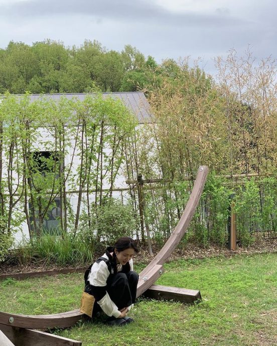 孙艺真蹲地自曝找幸运草　网惊问：客串《泪之女王》？