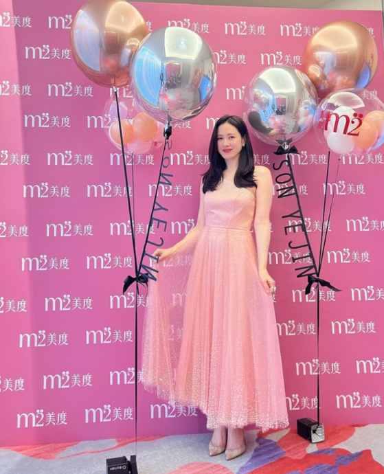 孙艺真蹲地自曝找幸运草　网惊问：客串《泪之女王》？