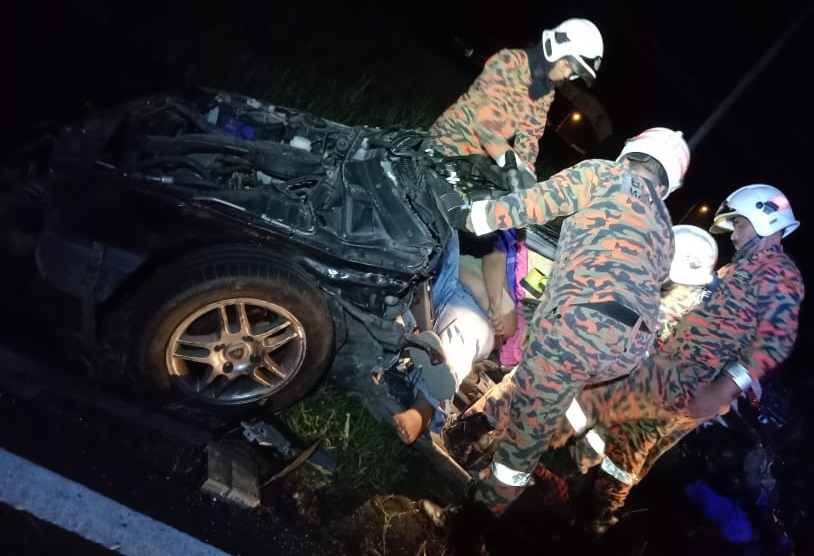 安顺半港路车祸 造成一死四轻伤