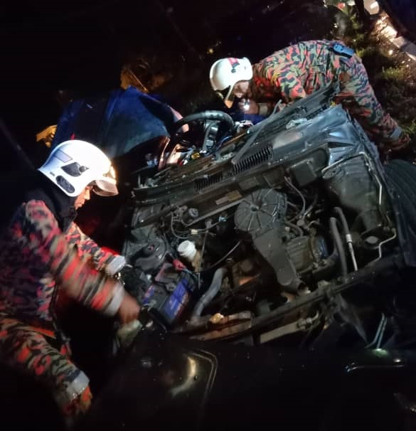 安顺半港路车祸 造成一死四轻伤