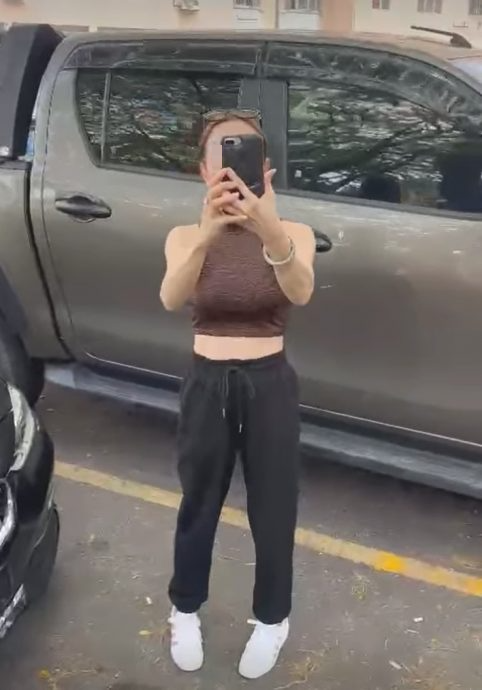 宝马车主泊车“踩线”被指责 互拍视频回怼