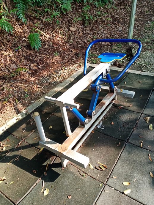 封面-大都会/人民公园走道凹凸不平肇10多人跌倒受伤/17图