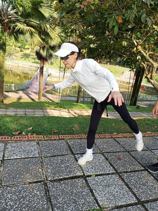 封面-大都会/人民公园走道凹凸不平肇10多人跌倒受伤/17图