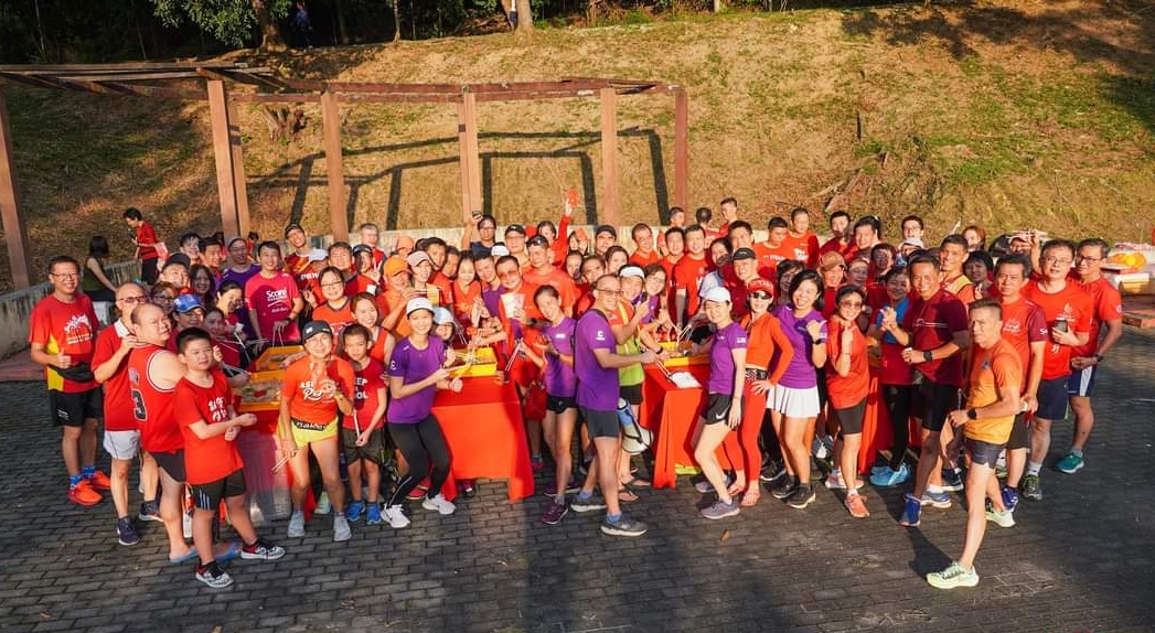 封面-大都会/人民公园走道凹凸不平肇10多人跌倒受伤/17图