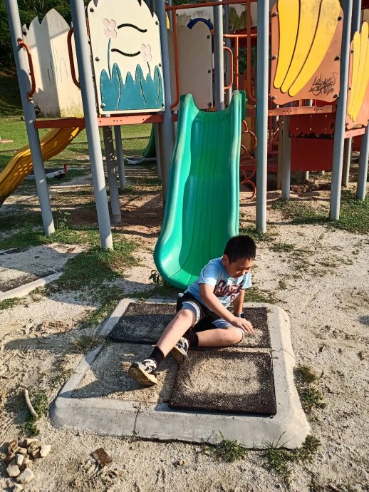 封面-大都会/人民公园走道凹凸不平肇10多人跌倒受伤/17图