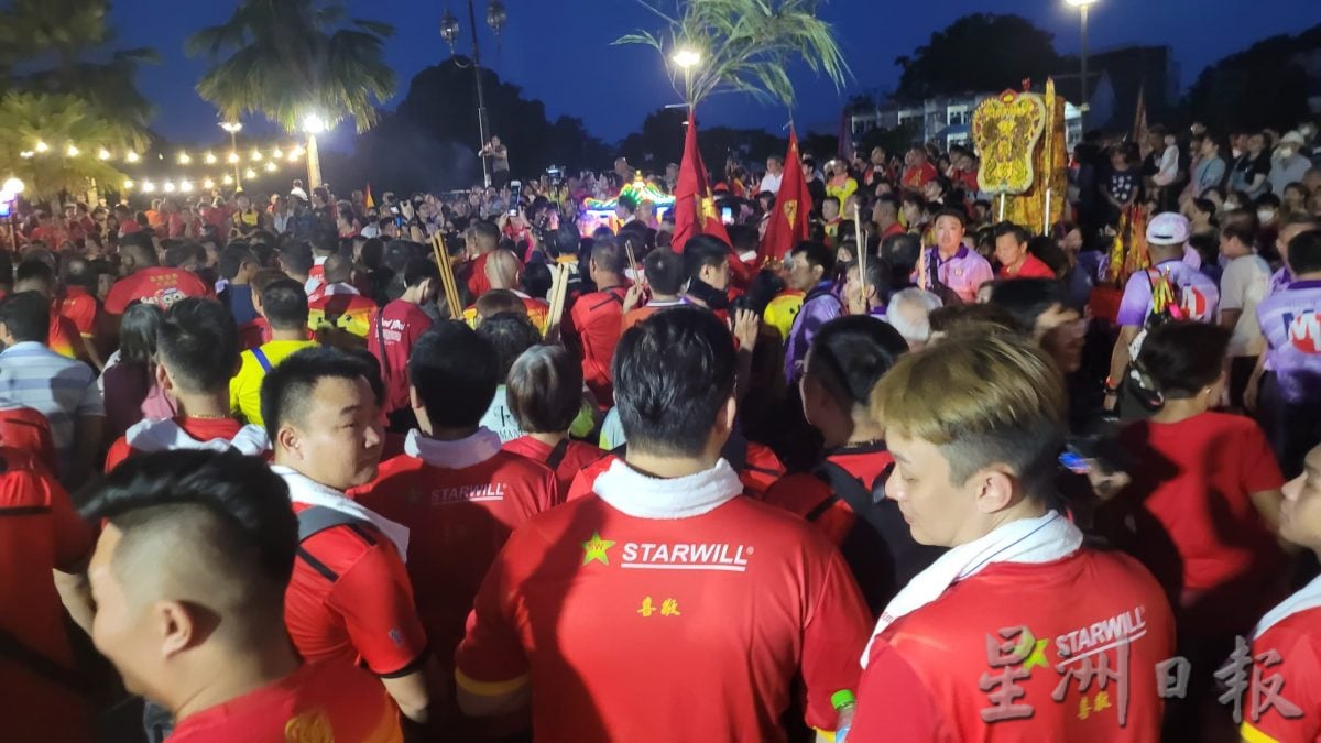 *已签发*柔:哥打“天后圣母宝诞夜游” 60余支游神队伍参与场面盛大