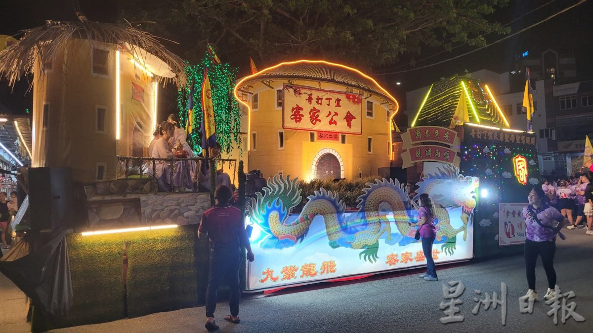 *已签发*柔:哥打“天后圣母宝诞夜游” 60余支游神队伍参与场面盛大