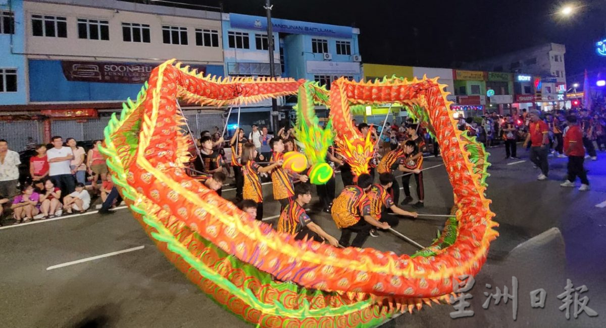 *已签发*柔:哥打“天后圣母宝诞夜游” 60余支游神队伍参与场面盛大