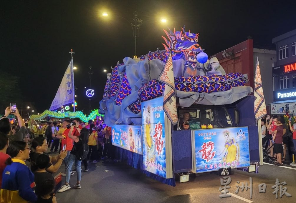 *已签发*柔:哥打“天后圣母宝诞夜游” 60余支游神队伍参与场面盛大