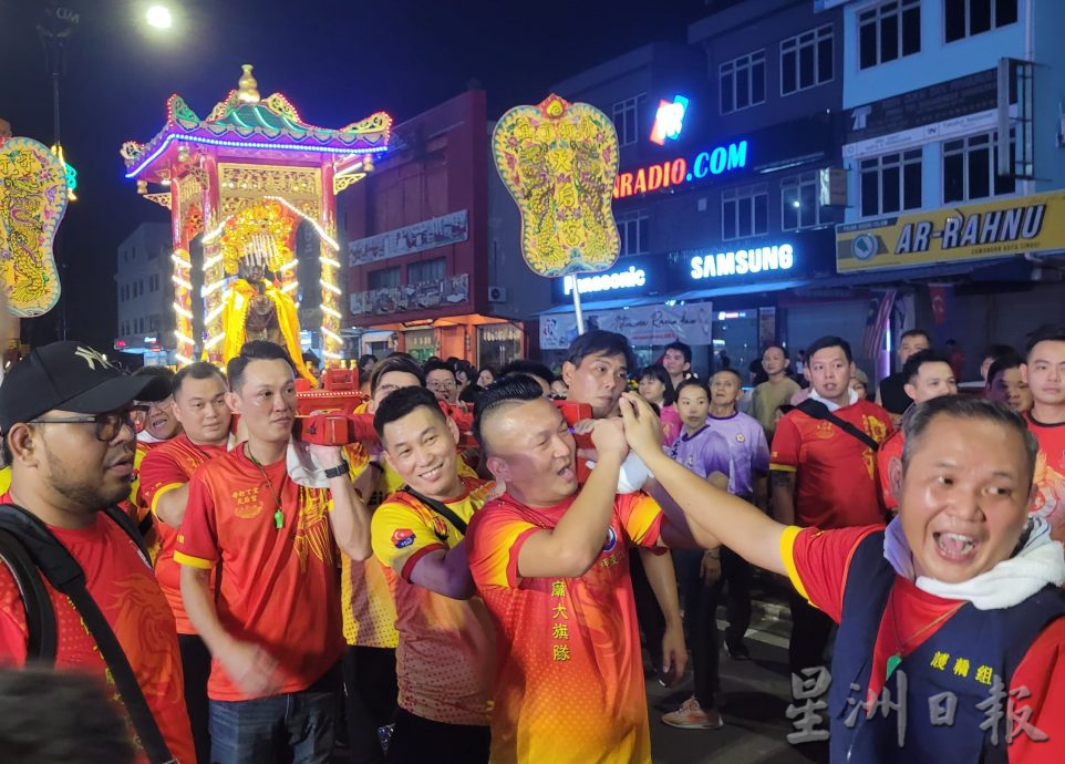 *已签发*柔:哥打“天后圣母宝诞夜游” 60余支游神队伍参与场面盛大
