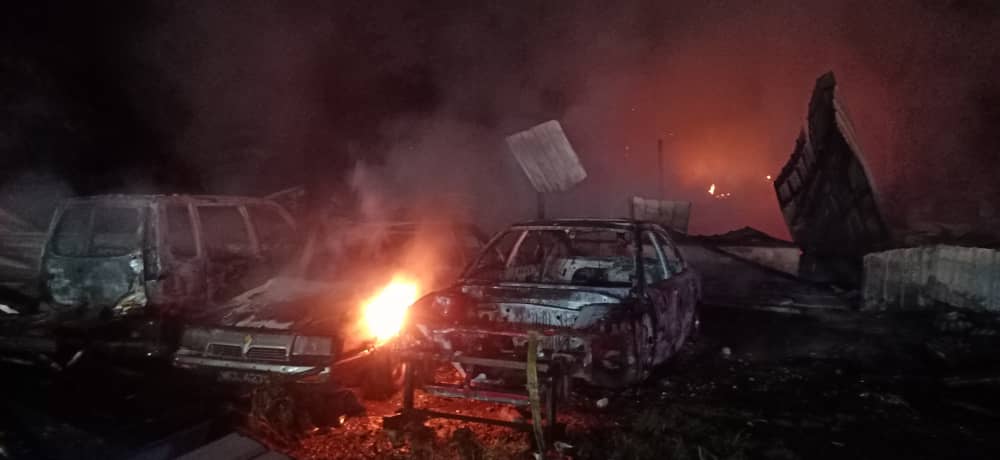 *已签发*柔:哥打垦殖区火灾,半间屋3车遭大火烧毁