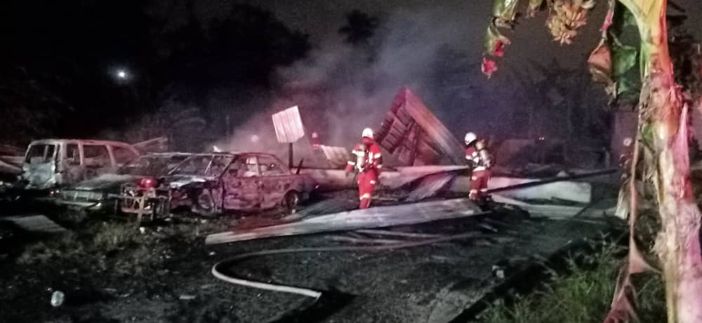 *已签发*柔:哥打垦殖区火灾,半间屋3车遭大火烧毁