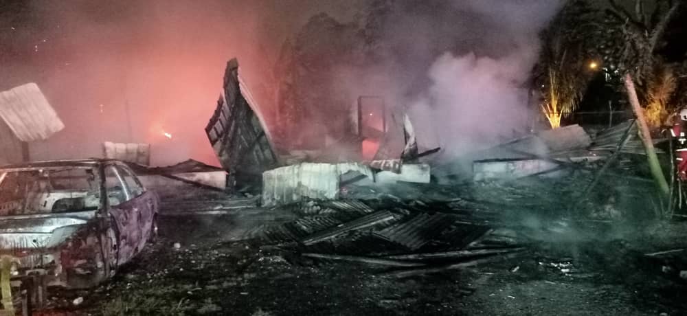 *已签发*柔:哥打垦殖区火灾,半间屋3车遭大火烧毁