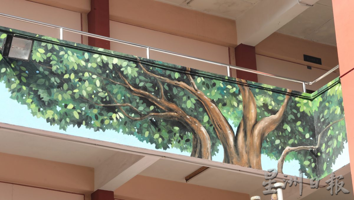 *已签发*柔：封面：【特稿】建集华小集结海陆空元素，三层楼壁画展现柔佛州独有特色与历史