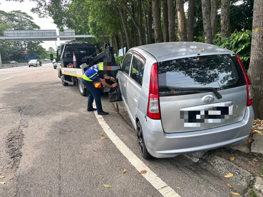 *已签发*柔：市政厅在国光华小拖8辆违停车