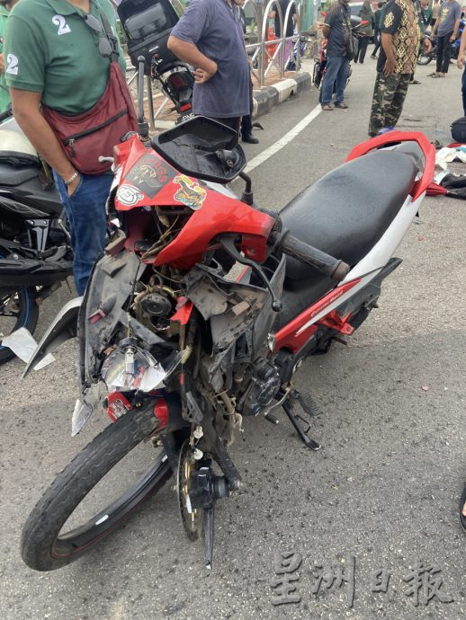 *已签发*柔:摩托车撞右转的轿车,骑士昏迷送院急救
