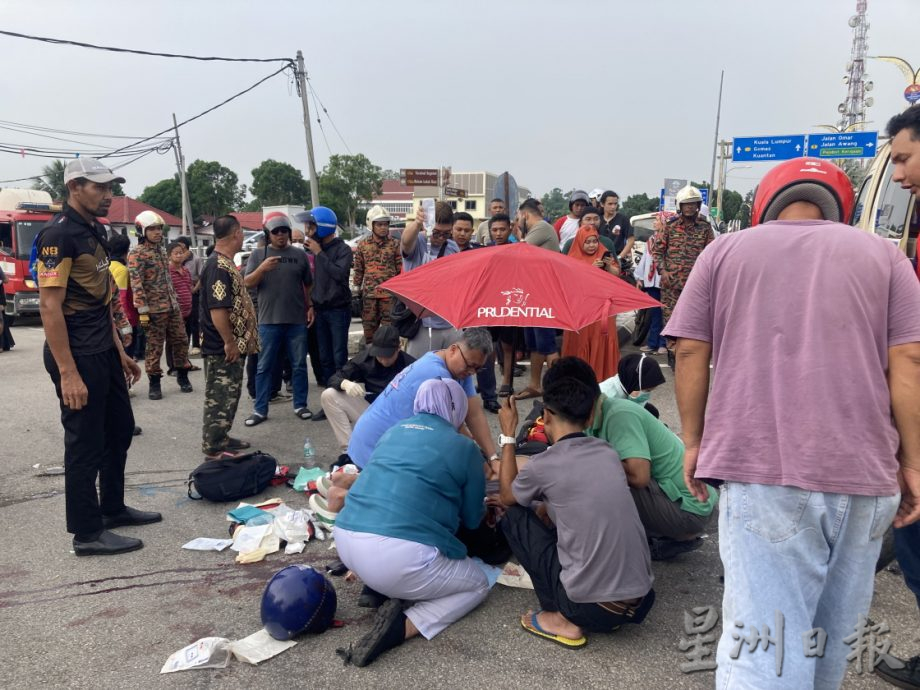 *已签发*柔:摩托车撞右转的轿车,骑士昏迷送院急救