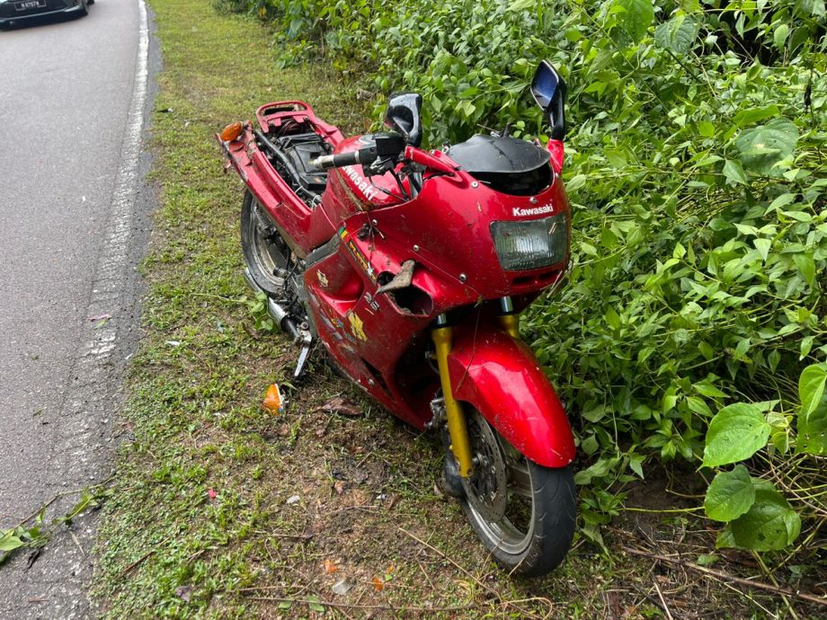 *已签发*柔：文告：摩托车疑失控驶入反向车道  与汽车相撞后骑士当场毙命