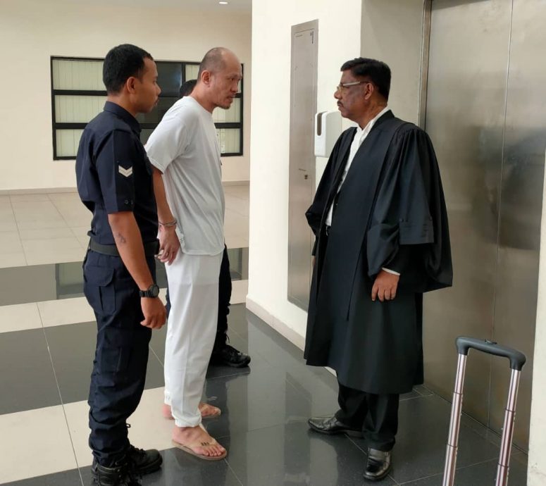 *已签发*柔:新加坡籍推销员承认2项拥毒罪名,分别被判坐牢11年及2年,及打鞭10下