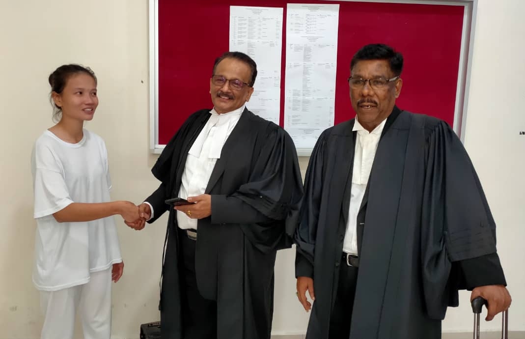 *已签发*柔:新加坡籍推销员承认2项拥毒罪名,分别被判坐牢11年及2年,及打鞭10下