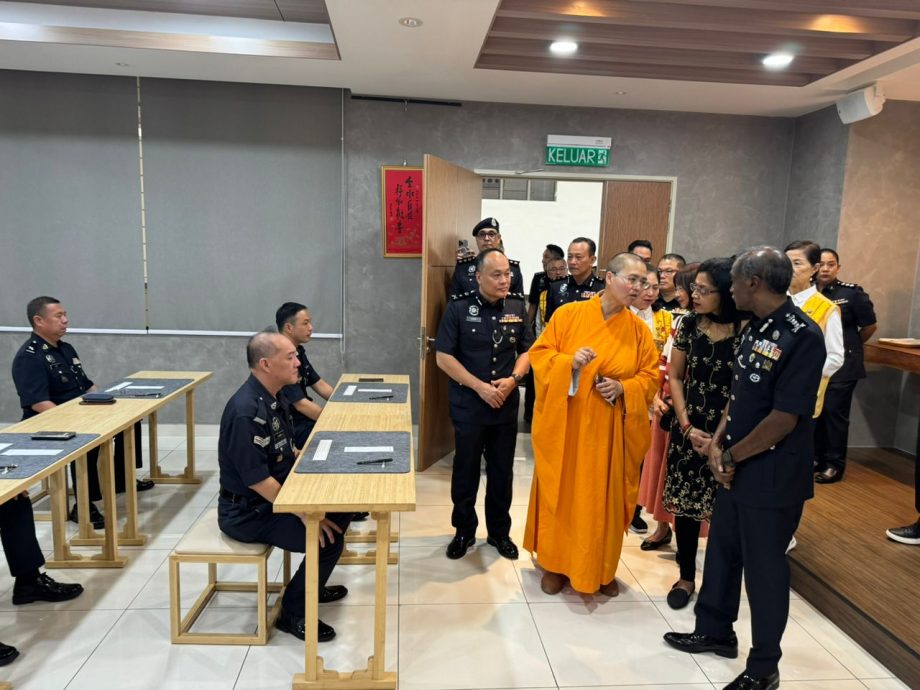 *已签发*柔:新闻:佛光山新马寺举办,柔110警务人员参与警察日祈福会