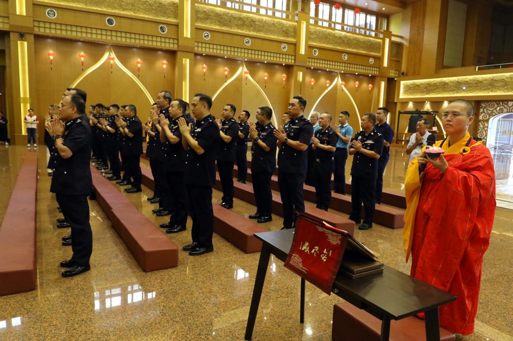 *已签发*柔:新闻:佛光山新马寺举办,柔110警务人员参与警察日祈福会