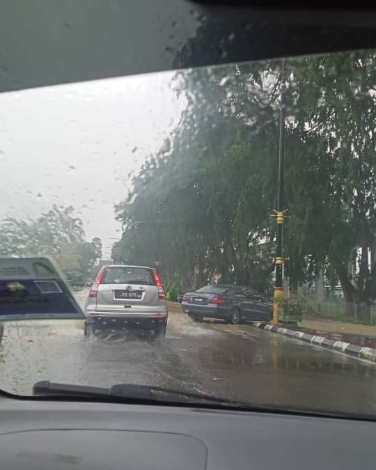 *已签发*柔:视频:銮午间大雨令多条道路积水 导致交通堵塞