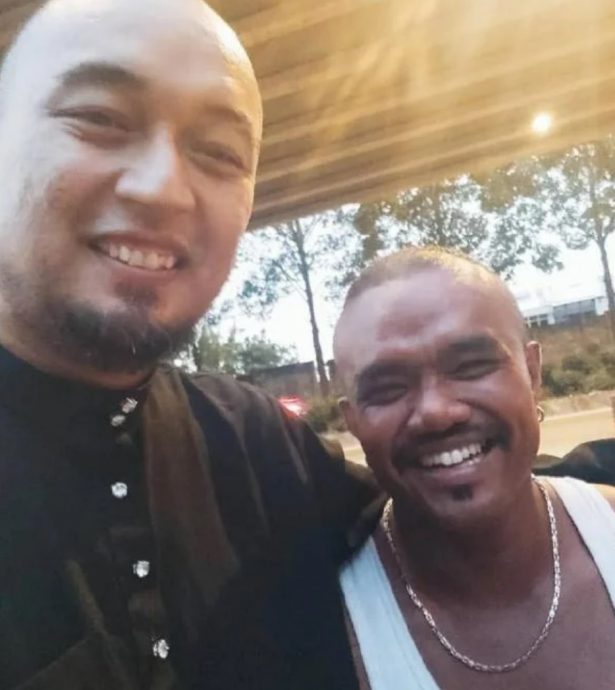 帮忙推车还请喝饮料开斋 男子赞好心人：“他只是长得凶！”