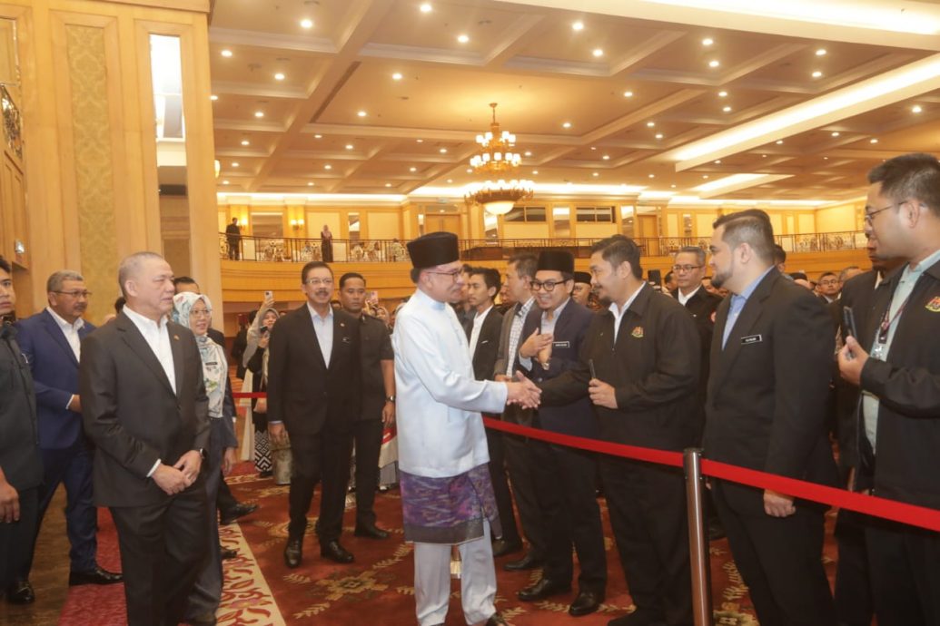 应付生活压力　安华：56级以下公务员获RM500开斋节援助金　	