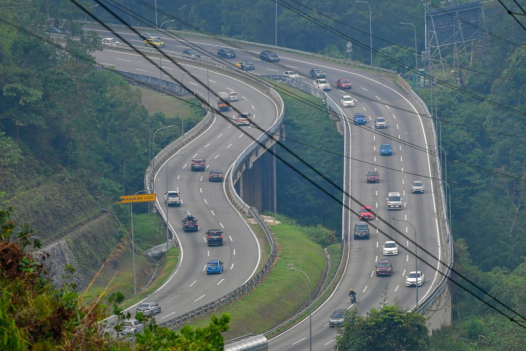 开斋节前返乡时期,国内多条大道一些路段出现交通缓慢行驶