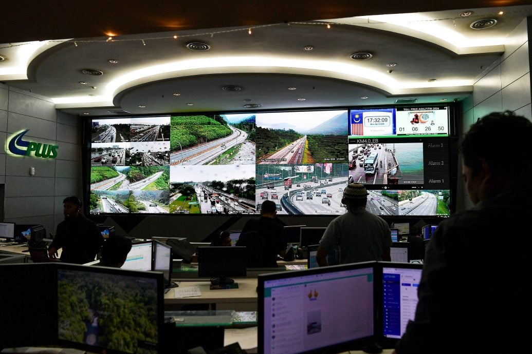 开斋节前返乡时期,国内多条大道一些路段出现交通缓慢行驶