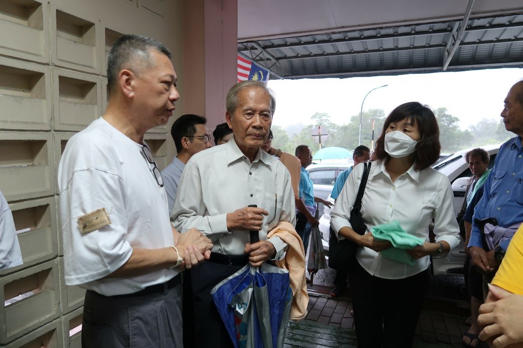 张裘昌母亲詹凤英举殡 亲友不舍送最后一程