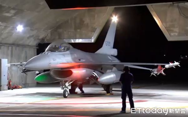 强震登机梯小刮伤8架F-16战机 空军:可立即修复不影响战备