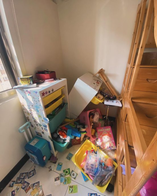 强震致家中物品东倒西歪 女艺人:红星大奖杯被“摔坏”了