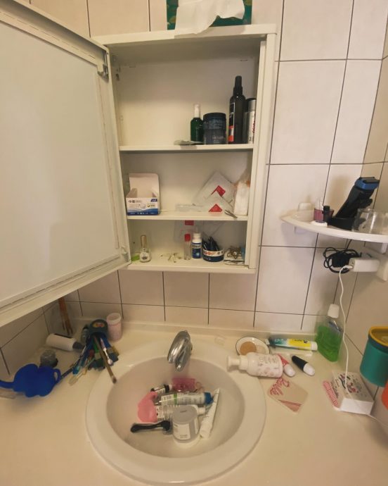 强震致家中物品东倒西歪 女艺人:红星大奖杯被“摔坏”了