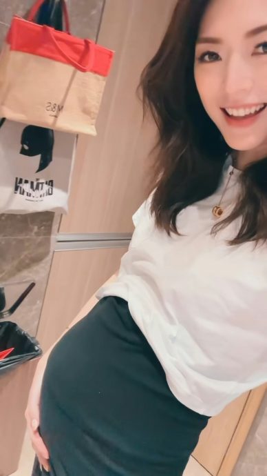 怀孕23周身形依旧纤细 连诗雅穿搭巧妙收起孕肚