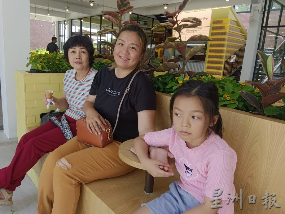 恐龙乐园 凯利古堡 吸引大批游客好热闹