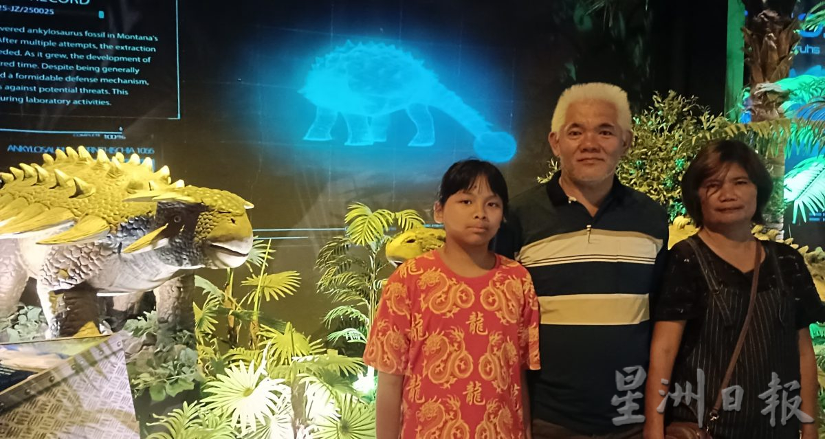 恐龙乐园 凯利古堡 吸引大批游客好热闹