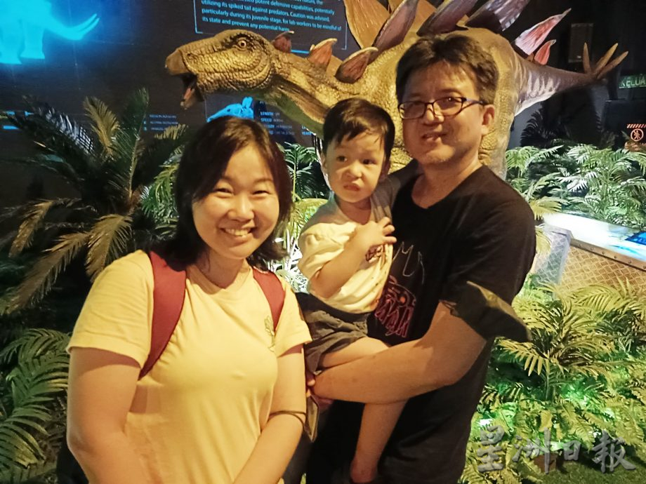 恐龙乐园 凯利古堡 吸引大批游客好热闹