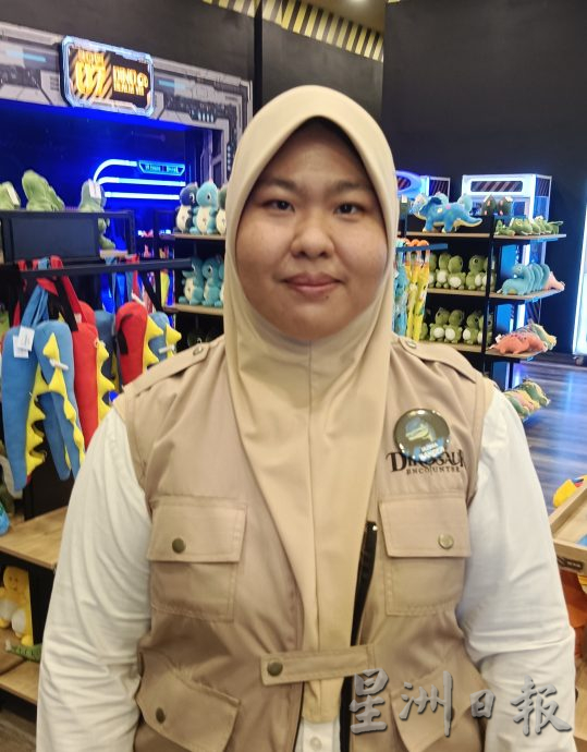 恐龙乐园 凯利古堡 吸引大批游客好热闹