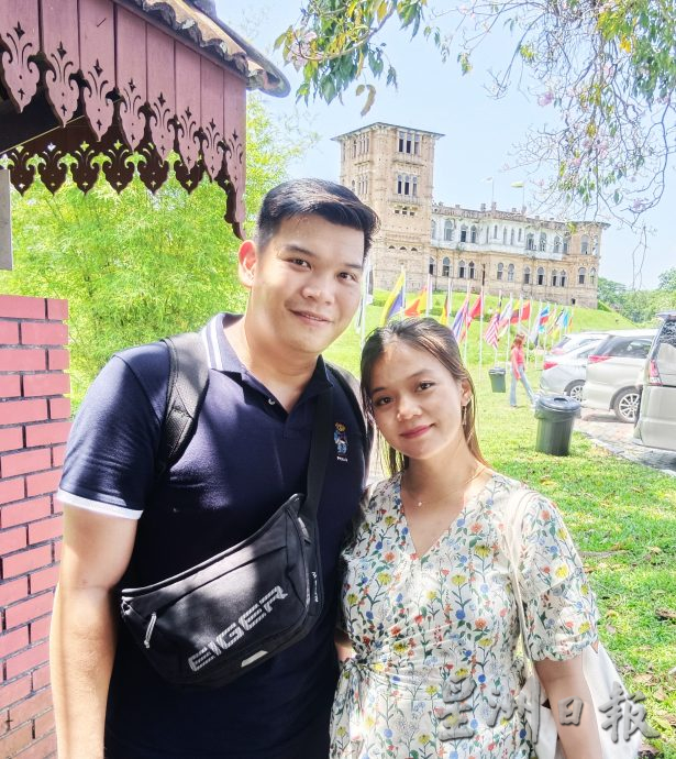 恐龙乐园 凯利古堡 吸引大批游客好热闹