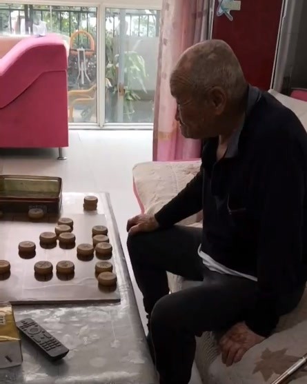 悉心照顾孤寡老人12年 男子继承5套房