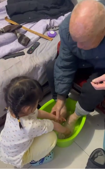 悉心照顾孤寡老人12年 男子继承5套房