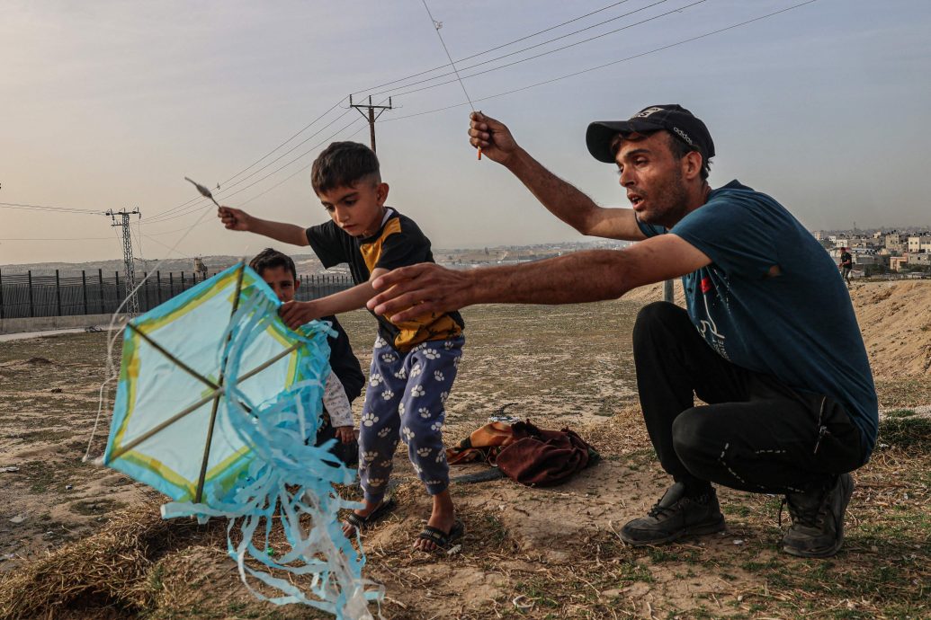 战火硝烟下 加沙孩子在边界放风筝暂忘心中恐惧